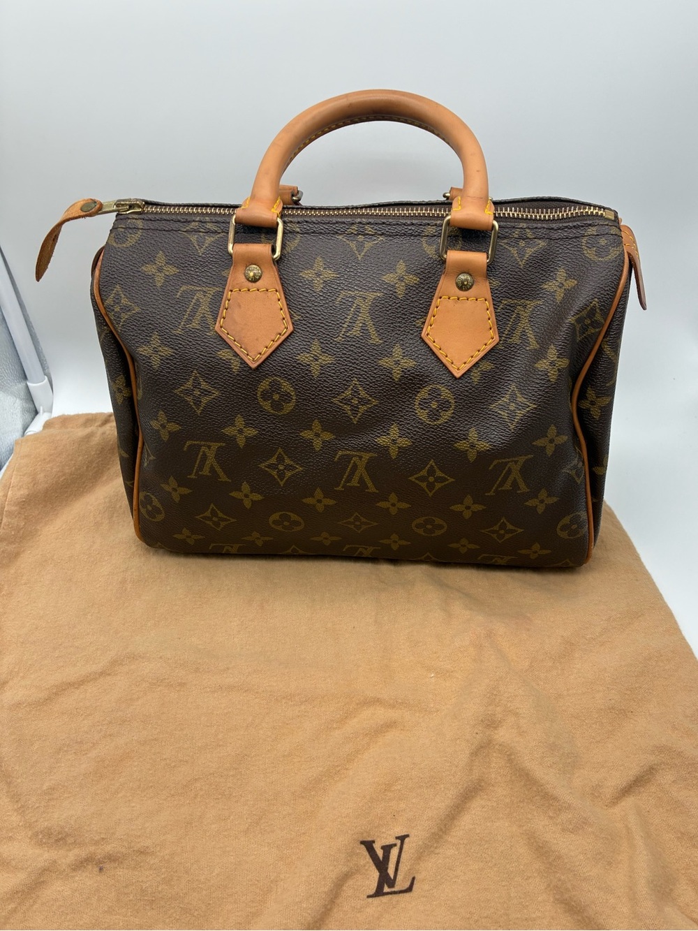Louis Vuitton Monogram speedy 25 bag with LV dust bag & lock & key discontinued